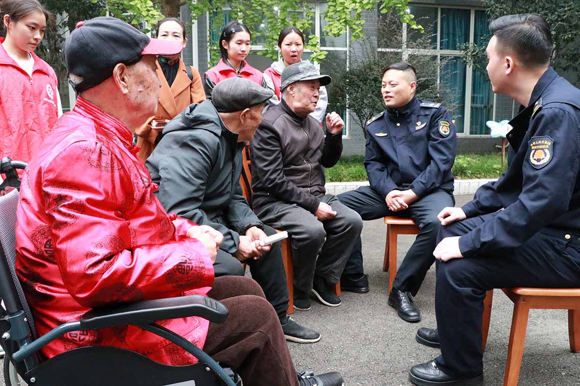 陪老人聊天。眉山市彭山區委宣傳部供圖