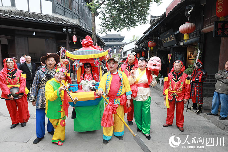 老人文藝隊表演節目。高志農攝