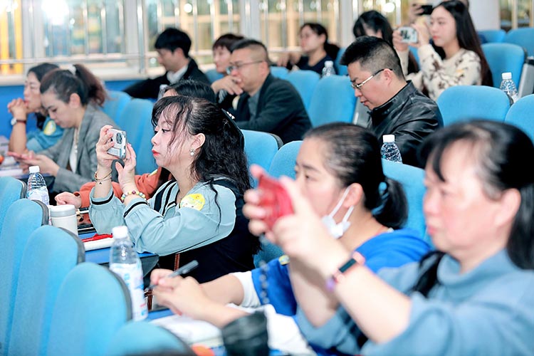 記錄分享會精彩瞬間。青羊區教育局供圖