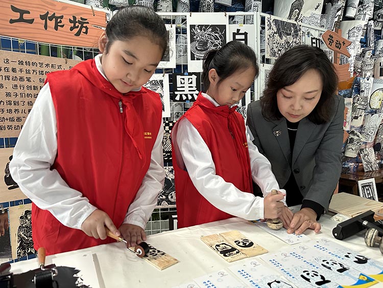 師生一起做木板畫。青羊區教育局供圖