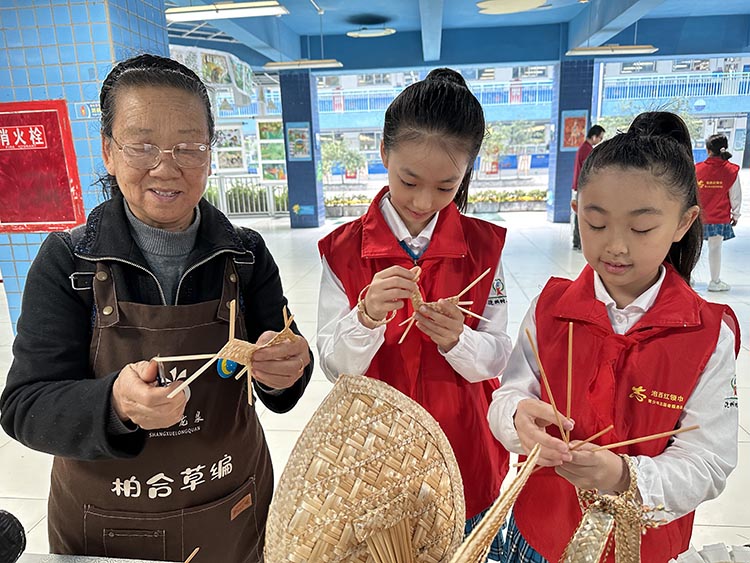 同學跟著非遺傳人學草編。青羊區教育局供圖