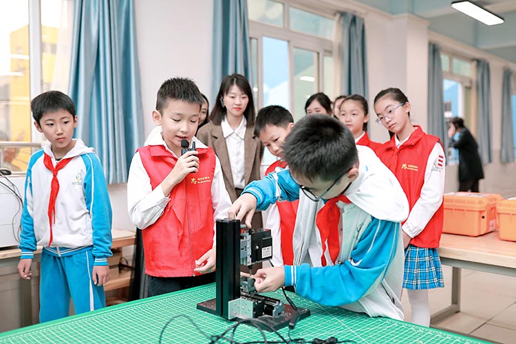 同學們做實驗。青羊區教育局供圖