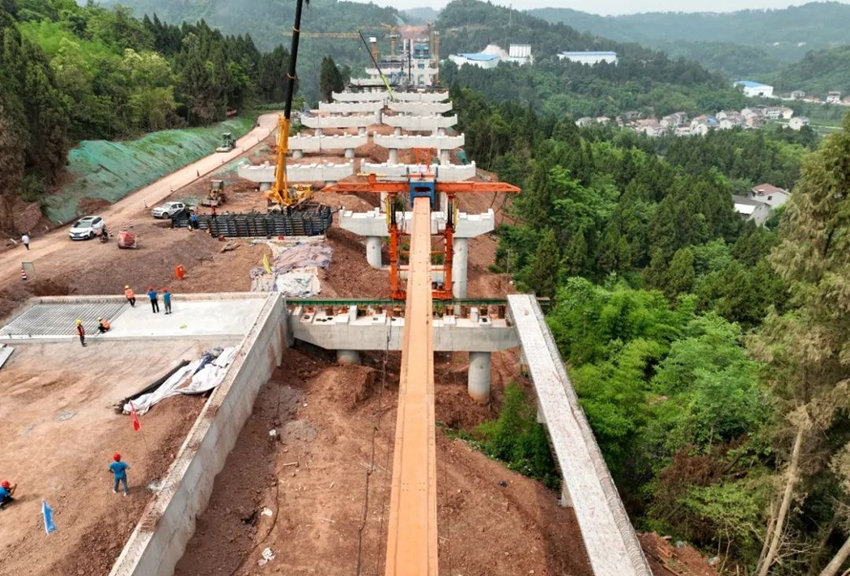銅資高速建設現場。資陽市交通運輸局供圖