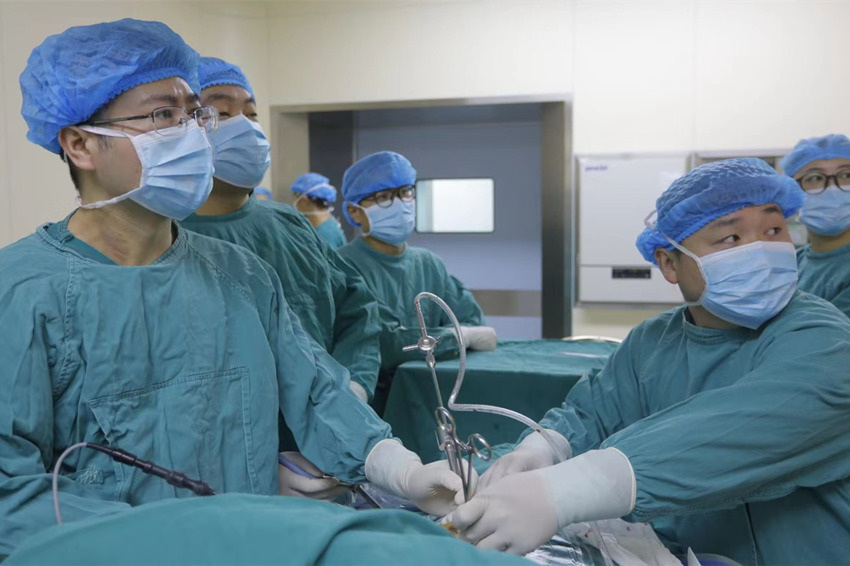 醫生為患者進行手術。資陽市第一人民醫院供圖