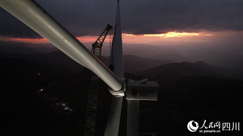 10月28日，首臺風機葉輪成功完成與機艙對接。陳曦攝
