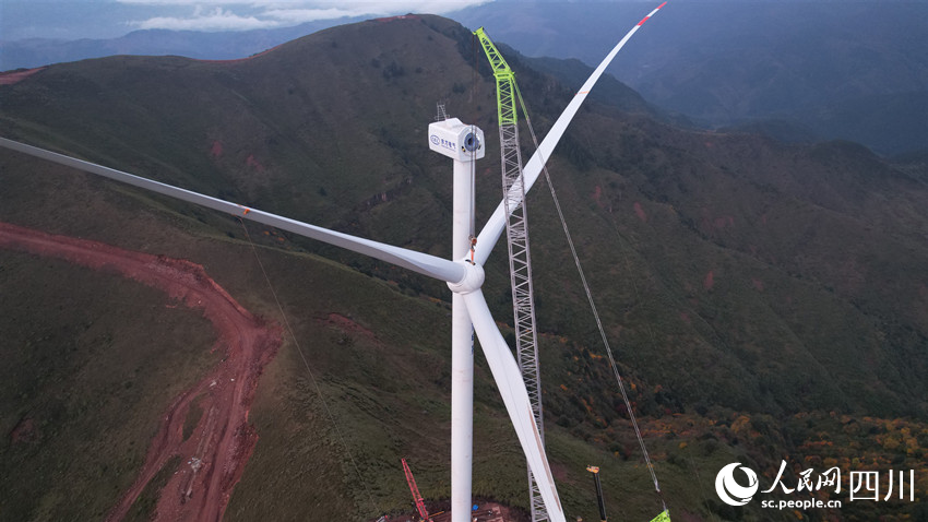 風機葉輪吊裝現場。陳曦攝