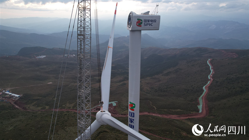 風機葉輪吊裝有條不紊地進行。陳曦攝