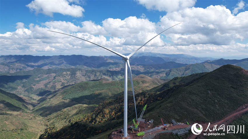 喜德縣130兆瓦風電項目完成了首臺風機葉輪整體吊裝。陳曦攝