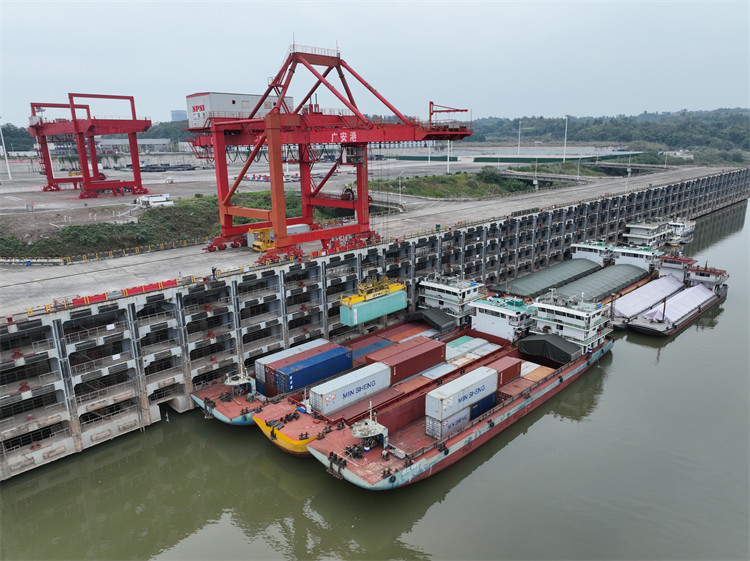 船隊?？吭趶V安港。廣安港供圖