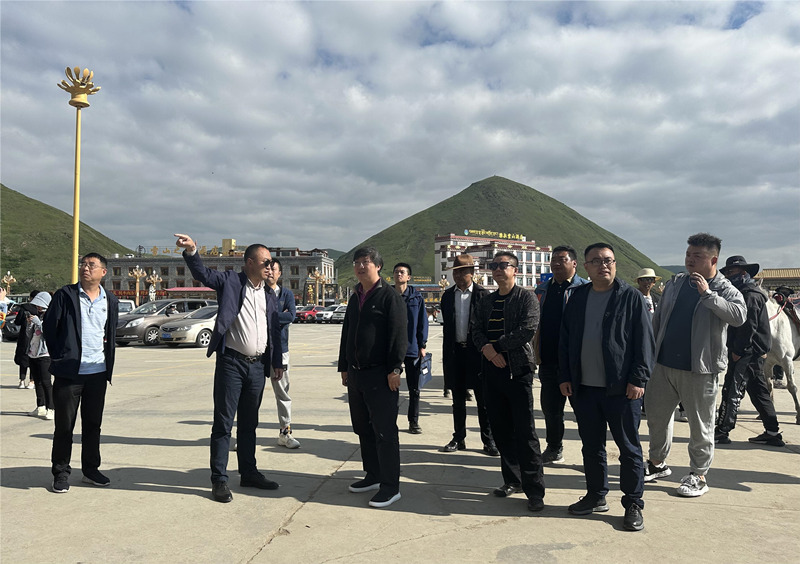 7月19日，都江堰市第七批對口支援工作隊領隊楊波帶隊在塔公鎮塔公村調研對口援建鄉村振興示范項目?？刀ㄊ腥诿襟w中心供圖