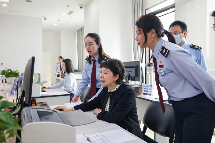 德陽市稅務局主要負責人到政務服務中心稅務窗口開展“一把手”走流程活動。德陽市稅務局供圖