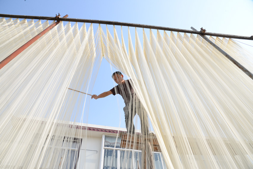 曬面。中江縣委宣傳部供圖