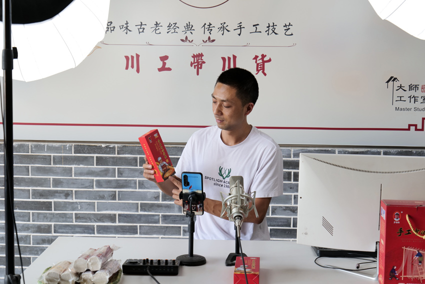 陳立亮直播帶貨中江掛面。中江縣委宣傳部供圖