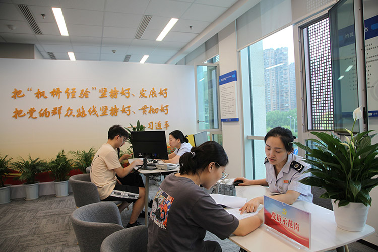 “楓橋式”稅費服務驛站調解員在為納稅人解決涉稅問題。成都市稅務局供圖