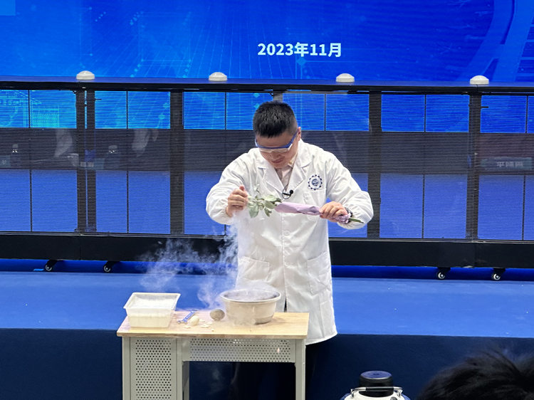 科學老師現場演示科學的魅力。青羊區教育局供圖