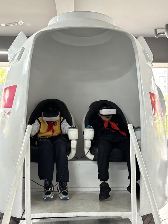 同學們體驗飛船。青羊區教育局供圖