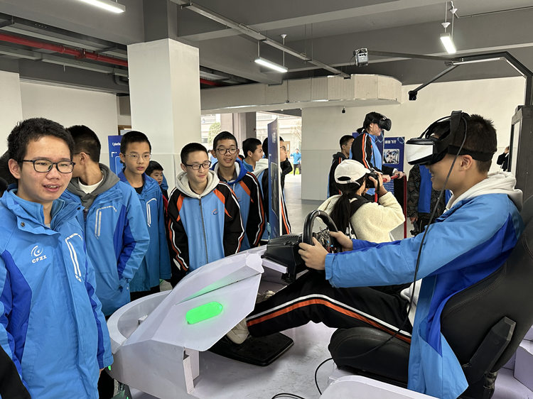 同學們體驗高速列車。青羊區教育局供圖