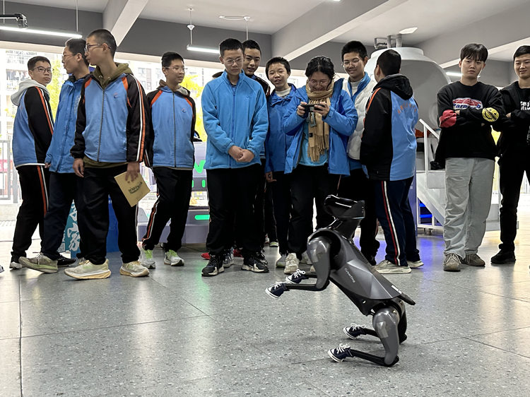 同學們玩機器狗。青羊區教育局供圖