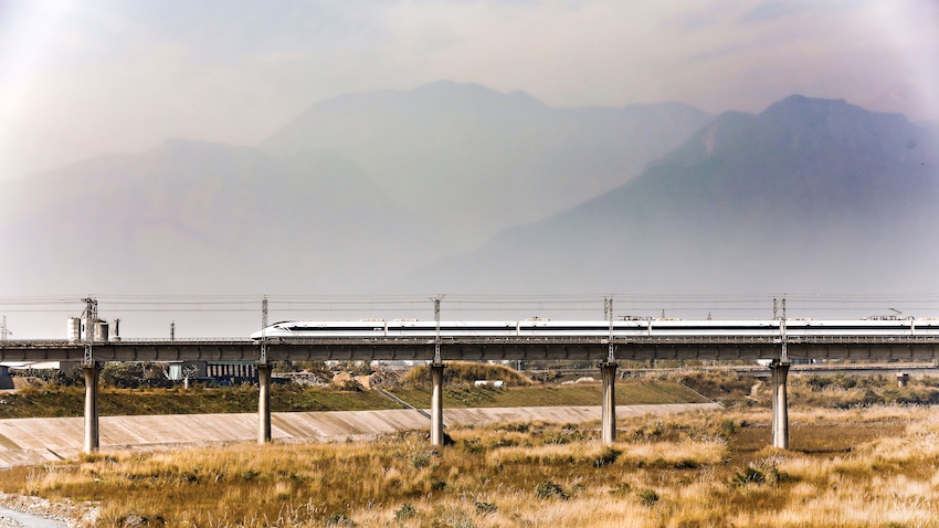 列車穿行山嶺，縱橫馳騁。成都鐵路供圖