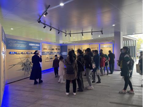 參會嘉賓參觀成飛航空主題教育基地。青羊區融媒體中心供圖