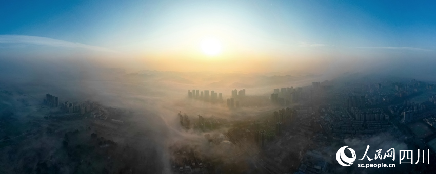 11月28日，眉山市彭山區城市建筑被平流霧籠罩，美不勝收。翁光建攝