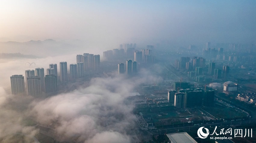 11月28日，眉山市彭山區城市建筑被平流霧籠罩，美不勝收。翁光建攝
