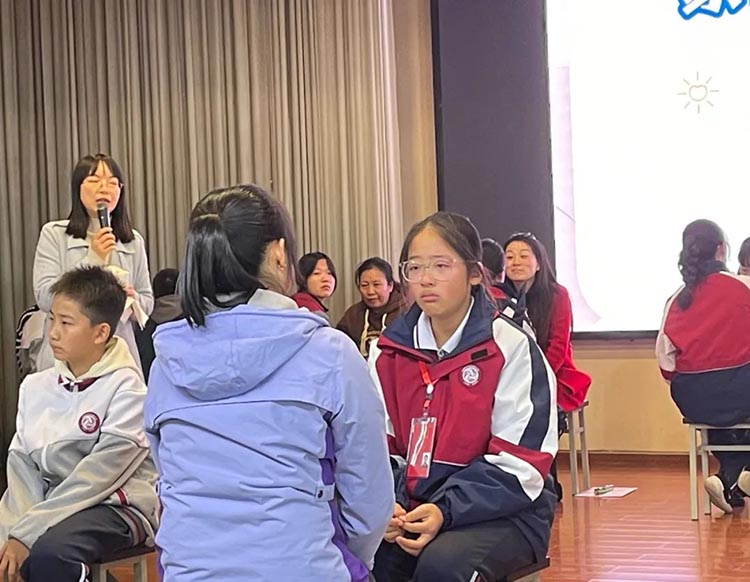 家長與孩子心靈對話。青羊區教育局供圖