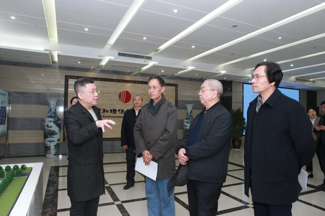 調研組專家在四川君和環保股份有限公司調研時與企業負責人進行交流。