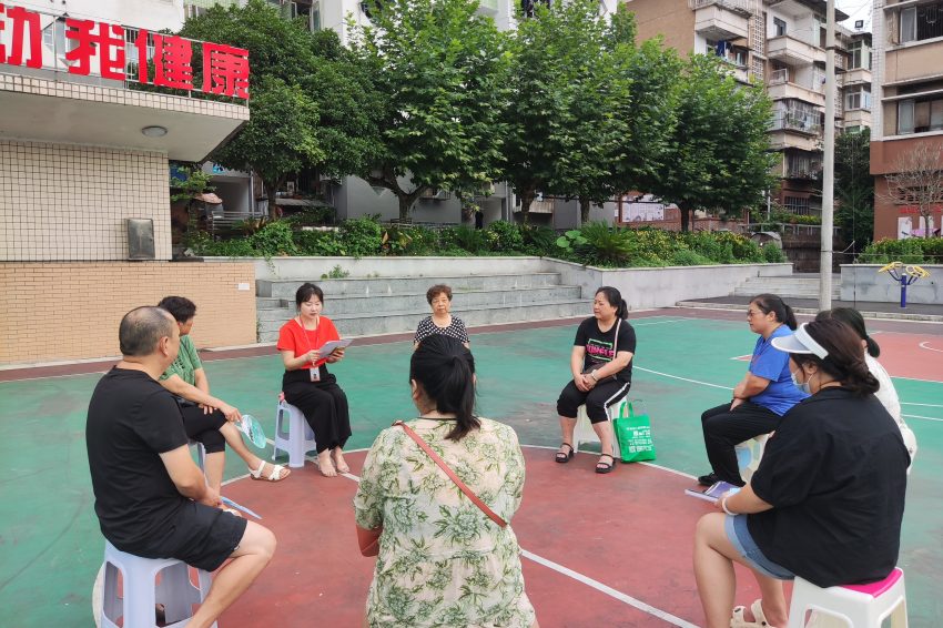 社區工作人員到雅化小區開展反詐、燃氣安全知識宣傳。受訪者供圖