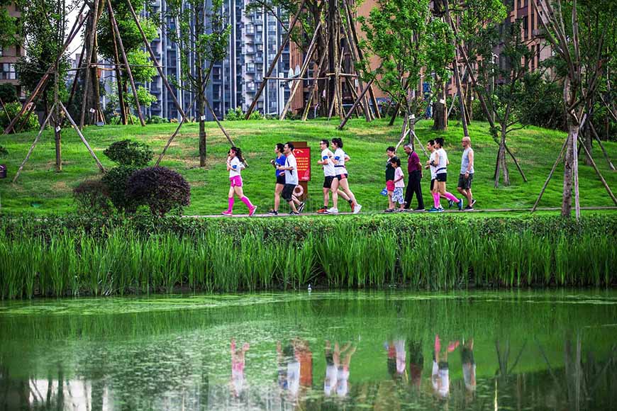 跑步愛好者在金沙濱河公園健身跑