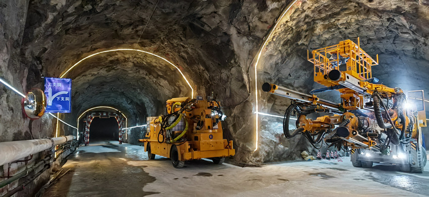 雅礱江孟底溝水電站創新應用施工技術，采用“全過程AI實時精準控制系統”，提高工程質量和施工效率。雅礱江公司供圖