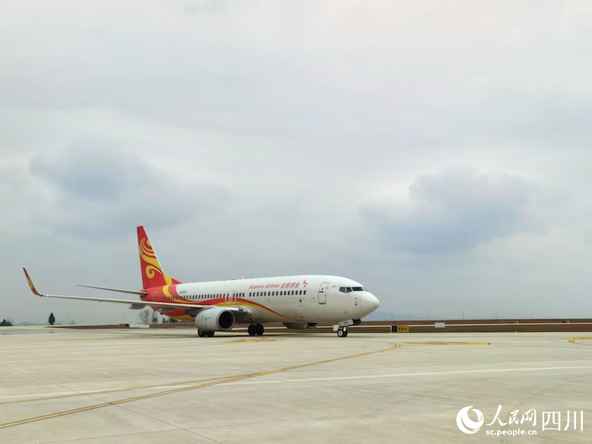 從上海浦東機場發出的金鵬航空Y87521次航班抵達古城機場。人民網記者 郭瑩攝