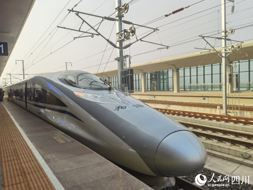 列車?？恐裂貫┱?。人民網記者 郭瑩攝