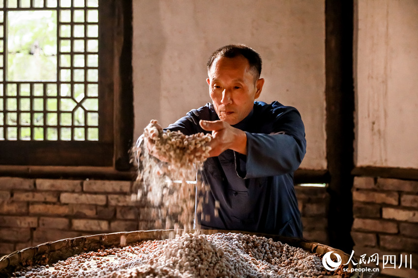 工人在作坊里拌料。李貴平攝