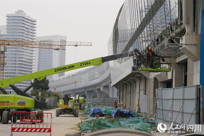 27號線幕墻施工現場。實習生 陳天昊攝