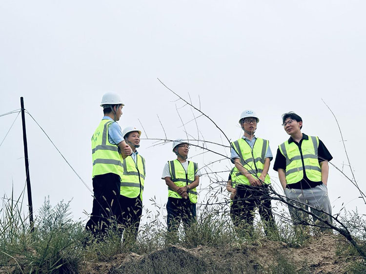工作人員現場調研。中鐵信托供圖