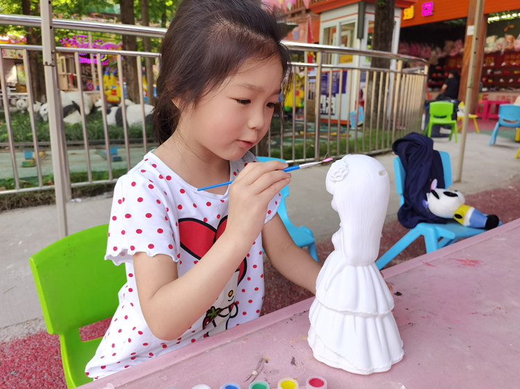 小朋友給泥人涂色。天府新區融媒體中心供圖