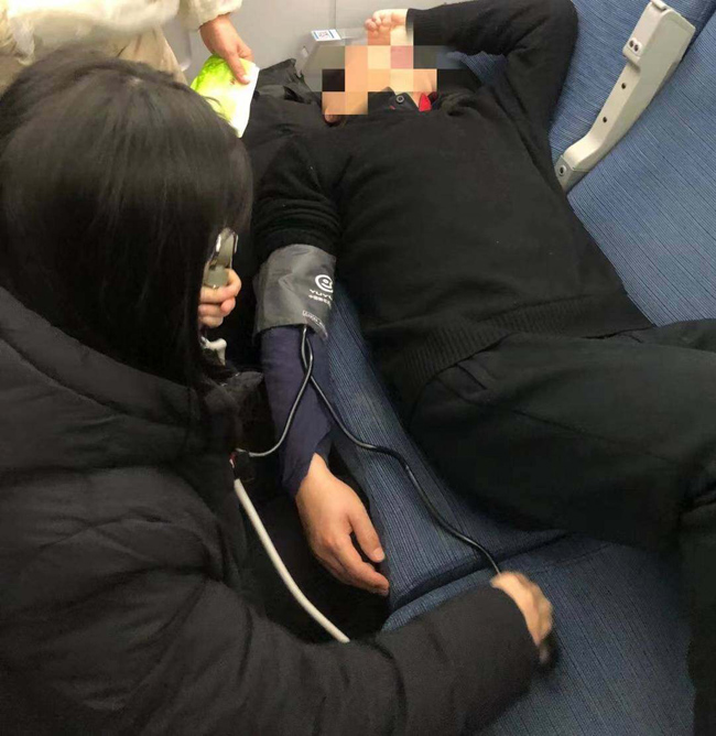 測量患者血壓。受訪者供圖