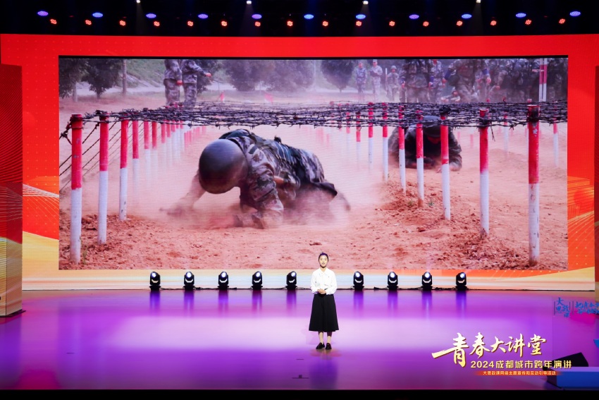 成都大學校友、聯合國維和部隊“和平榮譽勛章”獲得者張欽正在演講。主辦方供圖