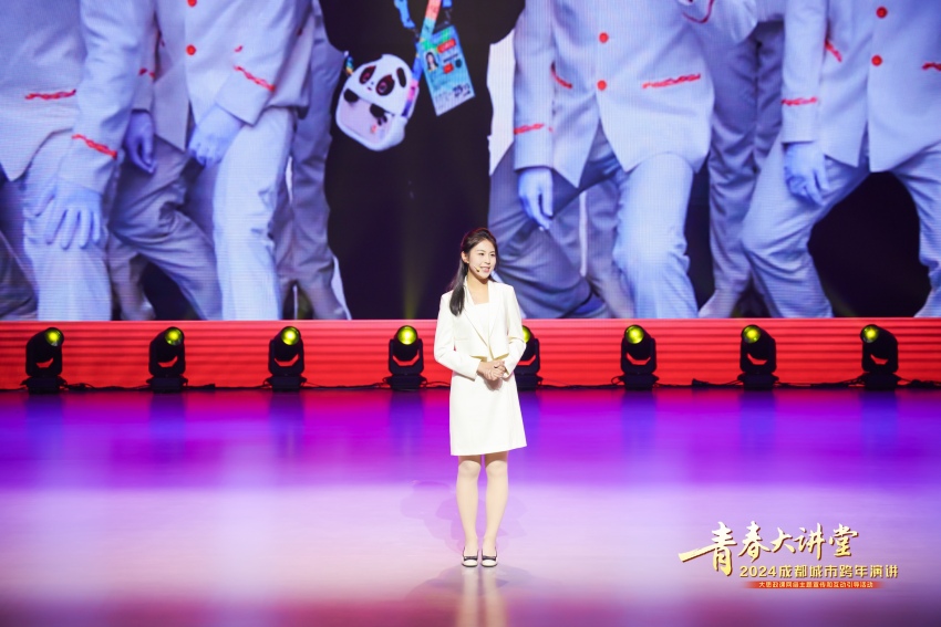 成都大運會升旗手教練員曹玉蕊正在演講。主辦方供圖