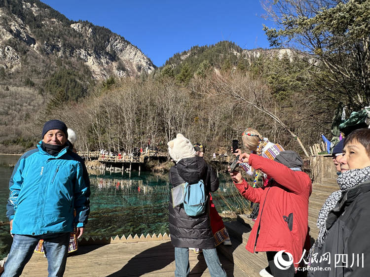 游客在五花海打卡。人民網記者 王波攝