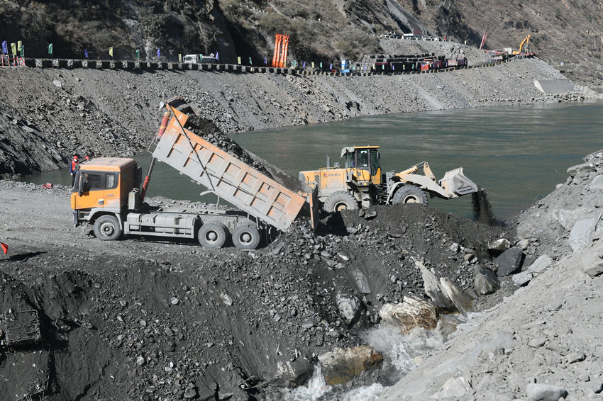隨著最后一車石料傾倒入江中，卡拉水電站順利實現大江截流。雅礱江公司供圖