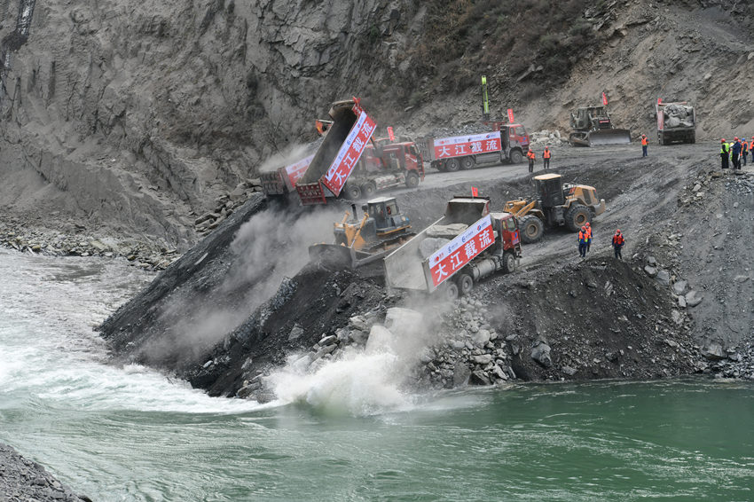 自卸車將石料拋投進主河床龍口。雅礱江公司供圖