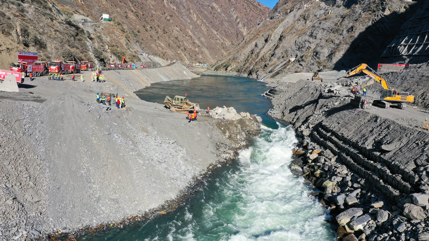 參建單位人員日夜奮戰。雅礱江公司供圖