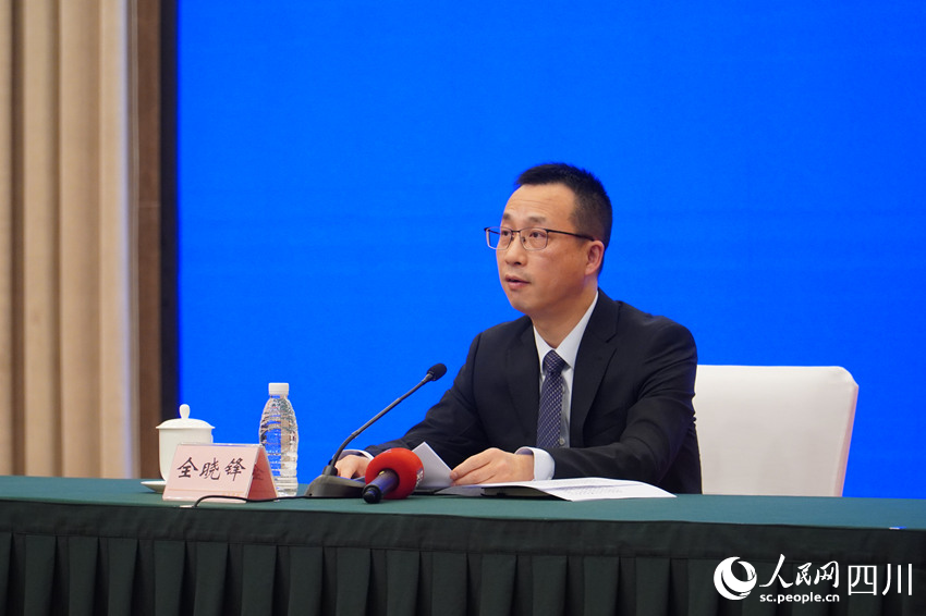 四川省人大常委會副秘書長、新聞發言人全曉鋒。人民網 趙祖樂攝