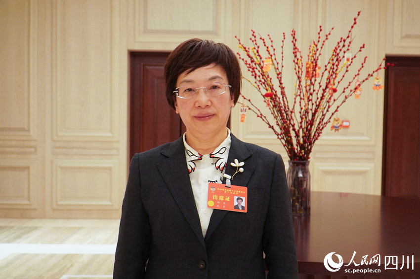 省政協委員，內江市政協副主席、民革內江市委主委柳慧。人民網 趙祖樂攝