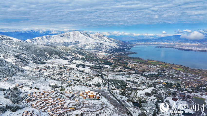 西昌市迎降雪，被銀裝素裹的雪山圍繞的邛海。鄭云攝
