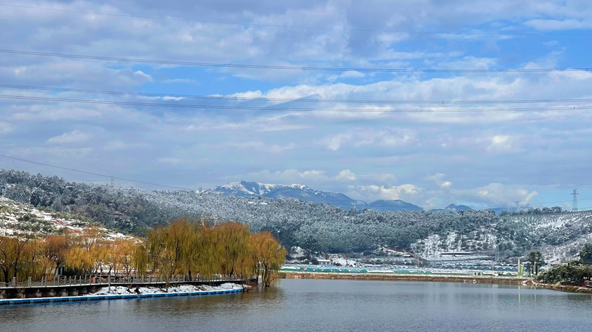 西昌市迎降雪，銀裝素裹美如畫。西昌市融媒體中心供圖