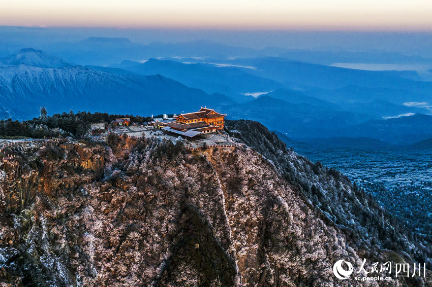 冬日峨眉。劉貴明攝