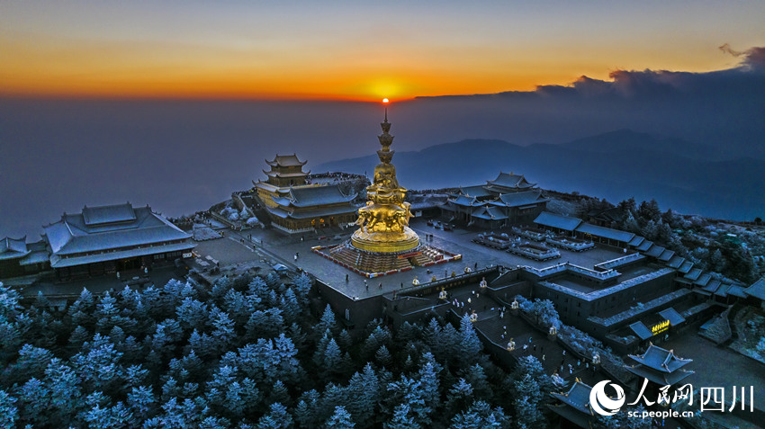 云海中的金頂。劉貴明攝